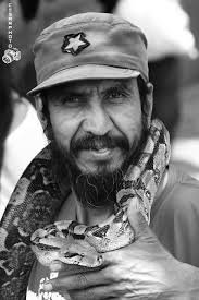 Encantador de serpientes.