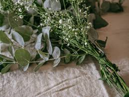 Anhand der nachfolgenden anleitung gelingen sie leicht, die jahreszeitlichen türkränze oder adventkränze! Diy Hochzeitsgirlande Mit Eukalyptus New Moon Club