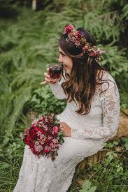Eine Boho Waldhochzeit In Marsala Hochzeit Wald Boho Braut Haarkranz Hochzeit