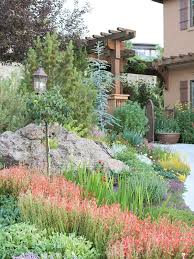 Schoner Garten Mit Grunen Pflanzen Einer Lampe Und Steinen Gartengestaltung Steingarten Garten