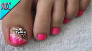 Más raramente, pero importante para tener en cuenta, es que un melanoma (cáncer de piel) debajo de la uña del pie. Decoracion De Flores Para Pies Flores En Unas Paso A Paso Flowers Unas Con Flores Unas Pintadas Con Flores Arte De Unas De Pies