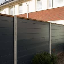 zwarte schutting blokhutprofiel antra en betowood palen schutting tuin schutting houten schuttingen
