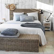 Cabecero De Cama De Ratan Trenzado Key West Combinado Con Baul Al Pie De Cama En El Mismo Materia Living Room Style Inspiration Home Decor Beach House Bedroom