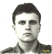 Uspomena iz JNA! (Nastavak) Sarajevo(Lukavica), septembar 1980/81. godina!  V.P. 6109/12, kasarna"Selja" , (PVO). Sledeći su drugovi: Stoje: Novčić  Aleksandar(Kraljevo), desetar Dimitrijević Rade(Beograd), Pavlović  Veljko(Priština), Balić Mijo( Split ...