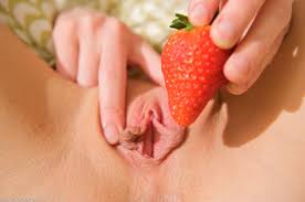 딸기 먹는 걸 좋아해요] 청순하고 하얗고 부드러운 젊은 여성이 자신의 보지 손가락질과 자위 행위를 라이브 스트리밍하고 있으며 손가락을  보지에 삽입하고 정액으로 덮고 있습니다. (9) - AVJB