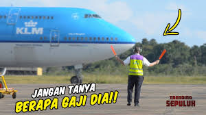 Menjadi seorang parkir pesawat menjadi jenis pekerjaan yang cukup menarik. Woww Inilah Gaji Tukang Parkir Pesawat Ada Yang Sampai 1 Miliar Rupiah Rujukan News
