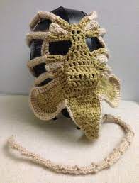 This knit alien facehugger is big enough to completely hug your face. Xenomorph Alien Face Hugger Ski Maske Etsy