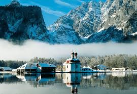 begehbare eisdecke auf dem zugefrorenen konigssee landschaften deutschland konigssee weltwunder