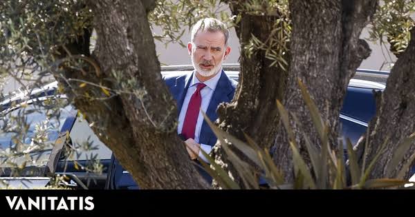 El rey Felipe acude al hospital para visitar a su madre, la reina Sofía,  ingresada por una infección