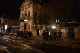 L'incendie d'une partie de la préfecture avait provoqué une vive émotion localement et conduit le président de la république à venir trois jours plus. Gilets Jaunes La Prefecture En Feu Des Blesses Des Interpellations Au Puy En Velay Revivez Notre Direct Video Le Puy En Velay 43000