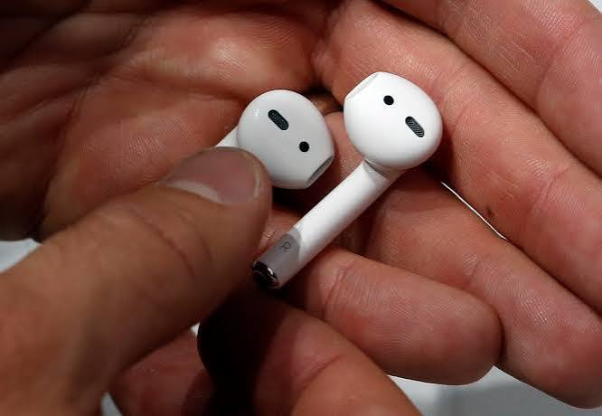 لماذا يفضل بعض الناس ارتداء سماعات AirPods بالمقلوب؟