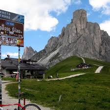 eng climb the passo giau with davide cassani, the italian national cycling team coach. Passo Giau E Ciclabile Dolomiti Bikemap Your Bike Routes