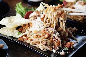 Mie shirataki adalah mie dengan bentuk mirip mie kuning, tetapi berwarna putih. 10 Potret Kenikmatan Mie Setan Malang Yang Legendaris Dijamin Ngiler