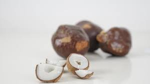 Potong buah zuriat menggunakan pisau. Cara Mengonsumsi Buah Zuriat Untuk Promil Ayah Juga Perlu Tahu Lho