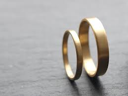 18ct Yellow Gold Wedding Band Set Two Wedding Rings 2mm X 1 3mm Womens Ring 4mm X 1 Gold Wedding Band Sets Yellow Gold Wedding Band Sets Mens Wedding Rings