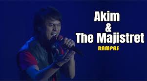 verse 1 air mata separuh mati yang ditahan diberhentikan lekuk kelopak dingin tubuh terkulai diam tak bernadi tangan bersaksi kita bergenggam. Edma 2018 Akim And The Majistret Rampas Era