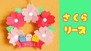 こんにちは 今回は折り紙と新聞紙で 桜のリース をつくります 新聞紙と布テープでリースの土台を作ります そこへ折り紙で作った桜や すみっこぐらしのタピオカなどを貼り付けて完成させます 桜の花びらは4回折るだけででき 折り紙 可愛い 折り紙 さくら 折り紙