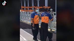 Selain terorganisasi di bawah anak perusahaan angkasa pura, helper dipastikan gratis. Kumpulan Berita Stasiun Kereta Kisah Petugas Porter Stasiun Tanpa Gaji Hanya Bergantung Pada Upah Lepas