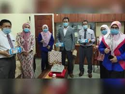 Luasnya adalah 174,047 hektar dengan penduduk berjumlah lebih kurang 100,000 orang (1998). Agih Pelitup Muka Kepada Guru Kakitangan Ppd Kuala Selangor