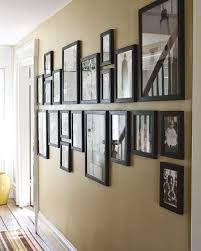 Das Ist Eine Tolle Wandgestaltungs Idee Fur Unsere Kahle Wand Im Wohnzimmer Durch Den Freiraum In Der Mitte Zwischen Den Bilderrahmen En Home Decor Home Decor