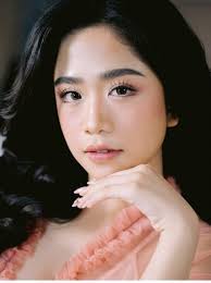 Bright-eyed girl. 🌷✨ G L A I Z A @...