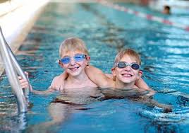 Wenn kinder ihre ersten erfahrungen mit dem wasser gemacht haben, kann es los gehen! Ab Wann Kann Ein Kind Schwimmen Lernen Ab Welchem Alter