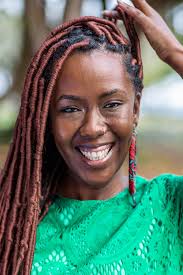 Ana Paula Lisboa é a mais velha de quatro irmãos, filha de dois pretos.  Favelada e carioca de nascimento, atualmente divide a vida entre o Rio de  Janeiro e Luanda, onde dirige