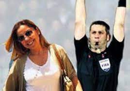 Fırat aydınus'un evinin kapısında da aydınus'un eşinin ismi yazıyor zaten. Firat Aydinus A Esinden Kirmizi Kart