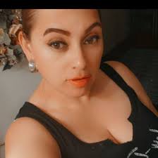 Desde la cima de la Sierra de San Juan Cosalá, se revela una vista  impresionante de la ribera de Chapala, donde varios pueblos se alinean a lo  largo del lago, enmarcados por