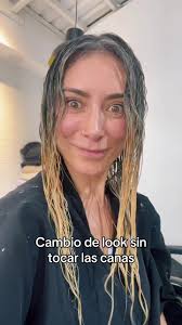 La transición a las canas no es fácil. Después de un año de no tintura...