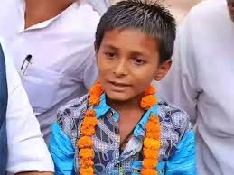 बनियान से शर्ट, करीने से कटे बाल, अंग्रेजी में गिटर-पिटर कर रहा सोनू...  देखिए 11 महीने में कितना बदल गया