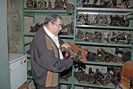 La machinerie, comme le meuble sur lequel elle repose, en font une pièce rare, prisée des collectionneurs et des. Musee Machines A Coudre