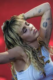 Miley ray cyrus, урождённая де́стини хо́уп са́йрус (англ. Miley Cyrus Fashion