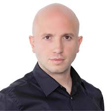 בעונה הראשונה של האח הגדול חבר של רנין ניסה להעביר אליה מסרים, ולעינב  בובליל צעקו את אחוזי הרייטינג מבחוץ. בעונה הזאת, חבריו של סער סקלי הצליחו  להגניב פנימה גזיר עיתון מהימים האחרונים