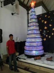 Pohon natal yang terbuat dari botol bekas. Orang Muda Katolik Gereja Ganjuran Membuat Pohon Natal Dari Botol Bekas Tribun Jogja