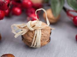 Peignez l'extérieur des coquilles de noix avec de la peinture rouge. Fabriquer Une Petite Boite Cadeau En Coquille De Noix La Maison Diy