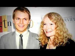Mia farrow with director woody allen, their son satchel (ronan) and adopted daughter dylan. Mia Farrow S Bombshell Son S Father Possibly Frank Sinatra Youtube