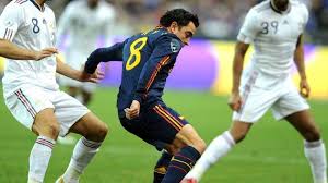 Sportive du football en direct, les résultats, les classements, les transferts de foot et les infos sur l'équipe de france de football. Le Nouveau Maillot Exterieur De L Espagne Pour L Euro 2012 Devoile
