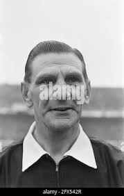 Feyenoord against ADO 7-1, Van der Gijp in duel with goalkeeper Oostrum  Date: October 23, 1960 Keywords: duels, goalkeepers, sport, football  Institution name: Feyenoord Stock Photo