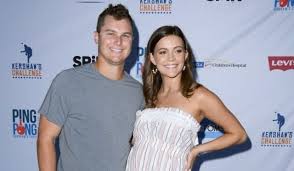 The couple tied on the knot on march 5th, 2017, in a romantic way and eventually got hitched on january 6th, 2019. Joc Pederson Esposa Hermano Novia Salario Biografia