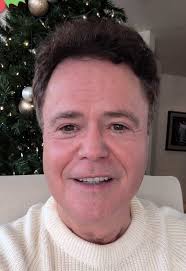 One of my favorite ways I’ve ever opened a live show was with @marieosmond  performing this festive classic! 🎁 If you want to listen to my full  holiday playlist, you can check it out