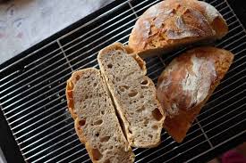 Utilizzate una ciotola abbastanza grande da contenere le farine, lo zucchero e il lievito. Ricetta Per Preparare Del Pane Semi Integrale Fatto In Casa