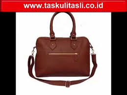 Jual aneka tas kulit wanita, tas kulit rajut murah untuk wanita, tas wanita langka, aneka tas unik untuk wanita, tas tas kulit rajut model cinta 06 ini sangat cocok buat anda yang demen dengan model dinamis namun tetap elegan, memiliki paduan warna yang esklusif menunjukkan kelas tersendiri. Wa 089630632888 Jual Tas Kulit Asli Wanita Di Garut Demaleather Com Youtube