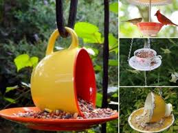 Fabriquer Une Mangeoire Pour Les Oiseaux Du Jardin Bricolage Facile Mangeoire Oiseau Loisirs Creatifs Bases Sur La Recuperation