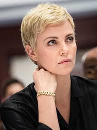 This hairstyle is so good for you who have thick. 20 Short Hair Styles For Women Over 40 Decor10 Blog