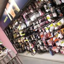 Le magasin vous propose un grand choix d'articles : Halle Aux Chaussures Croix Rousse