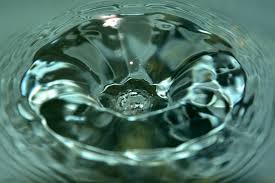 L'eau est une ressource précieuse, qu'il faut savoir utiliser avec soin pour les travaux de jardin, installez des bacs de récupération d'eau de pluie, que vous pourrez utiliser en pensez également à conserver l'eau de cuisson de vos aliments pour arroser les plantes. 8 Techniques De Dynamisation De L Eau Blog Cuisine Saine Sans Gluten Sans Lactose