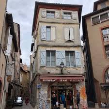 The canal du midi is opposite the building and train station is 2,950 feet away. Ein Jahr Lang Toulousestudium Studieren Weltweit