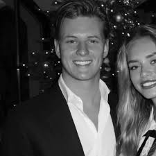 Mick Schumacher und seine neue Liebe strahlen vor Weihnachtsbaum