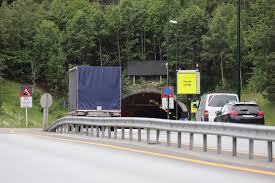 Oslofjordtunnelen var stengt på grunn av tekniske problemer. Oslofjordtunnelen Trafikk Vogntog Fikk Stans Oslofjordtunnelen Apen I En Retning